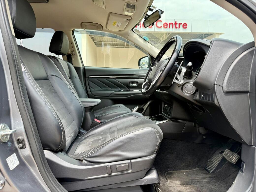 MITSUBISHI OUTLANDER PHEV thumbnail 6