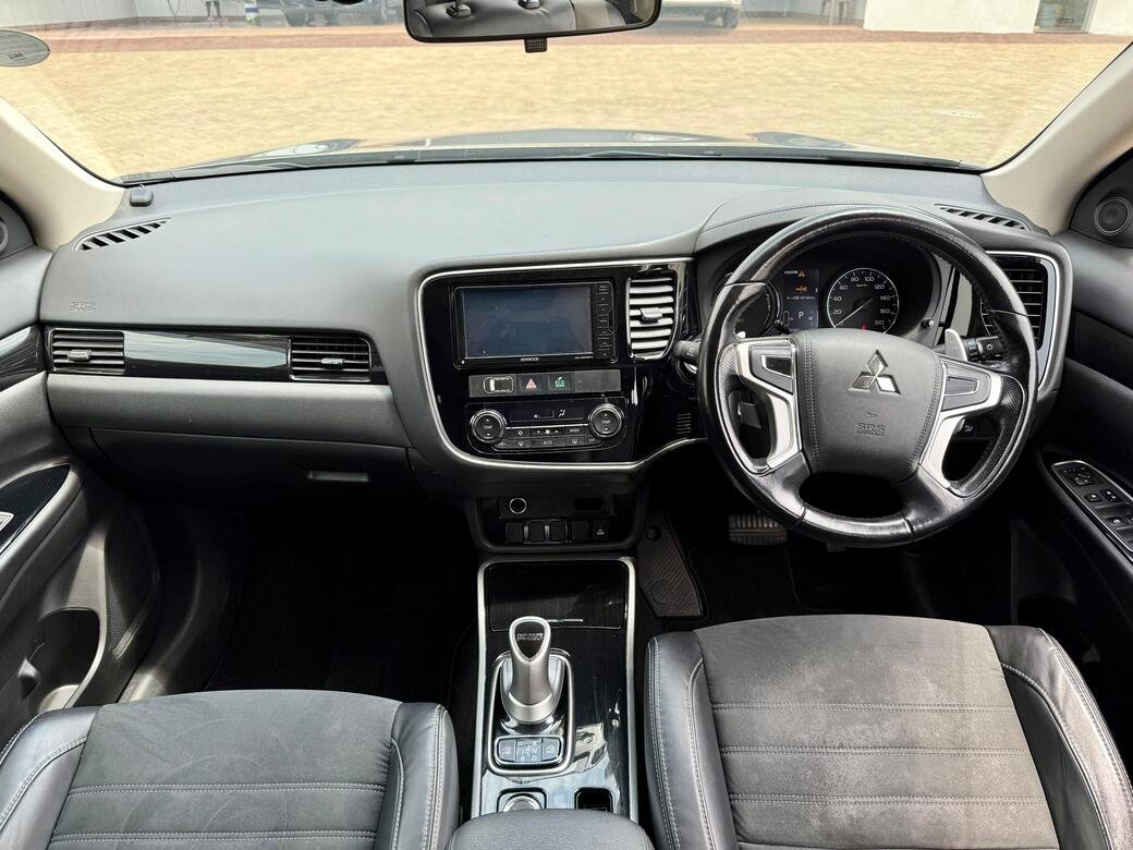 MITSUBISHI OUTLANDER PHEV thumbnail 8
