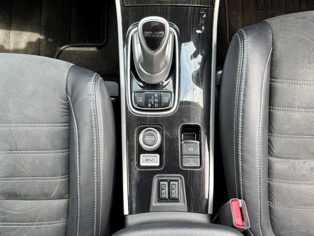 MITSUBISHI OUTLANDER PHEV thumbnail 9