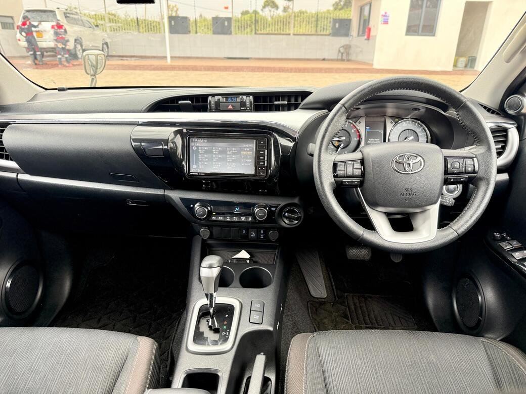 TOYOTA HILUX DOUBLE CAB thumbnail 7