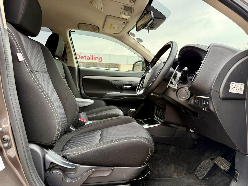 MITSUBISHI OUTLANDER thumbnail 6