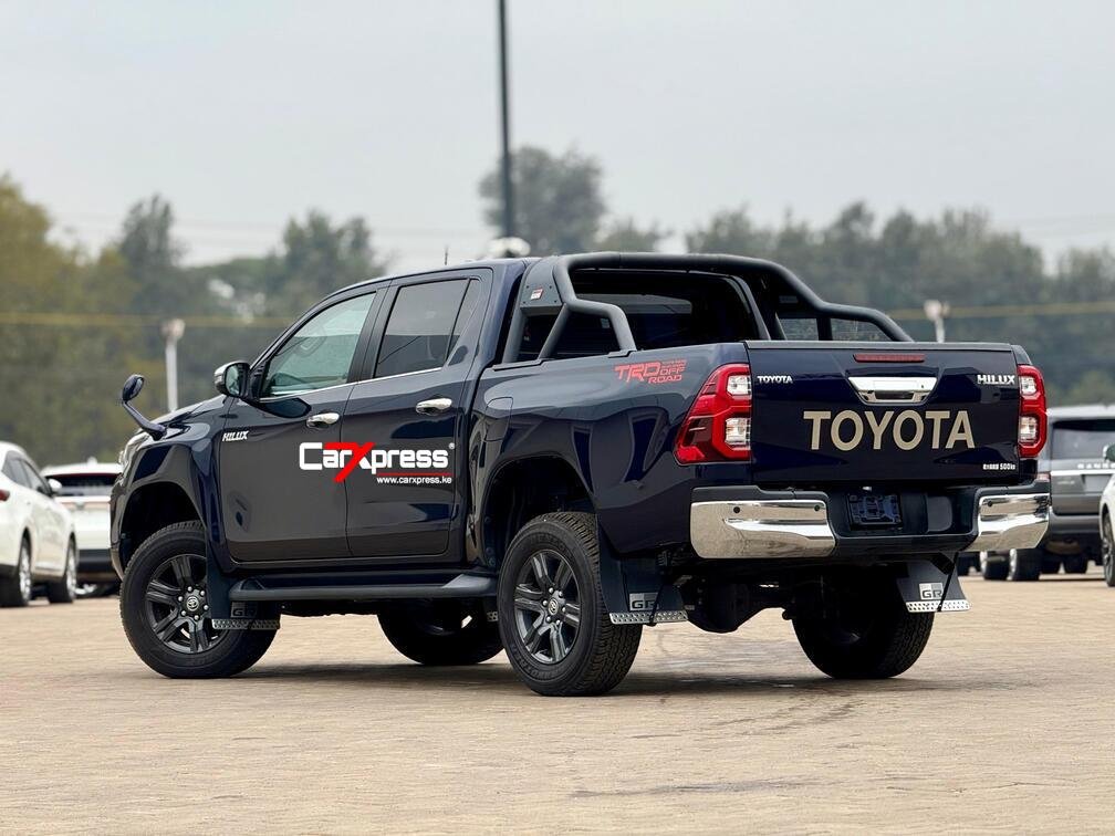 TOYOTA HILUX DOUBLE CAB (TRD OFF-ROAD) thumbnail 5
