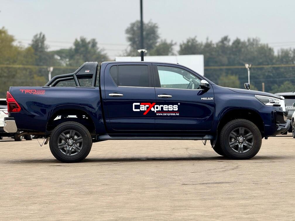 TOYOTA HILUX DOUBLE CAB (TRD OFF-ROAD) thumbnail 4