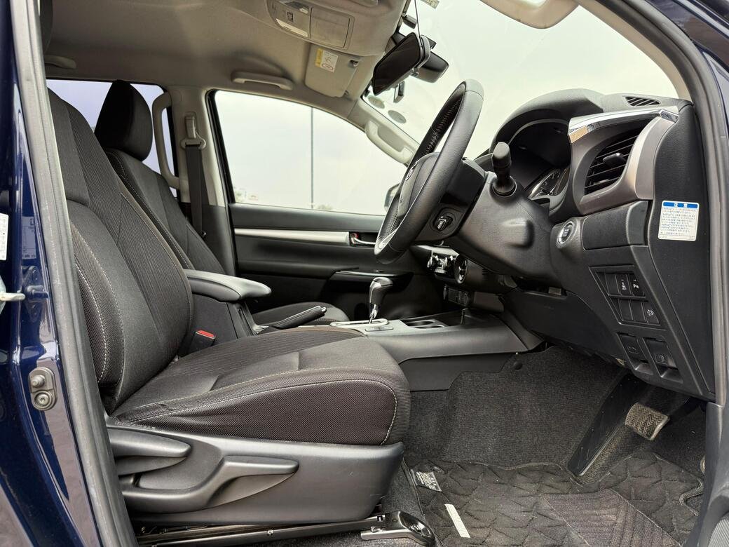 TOYOTA HILUX DOUBLE CAB (TRD OFF-ROAD) thumbnail 6