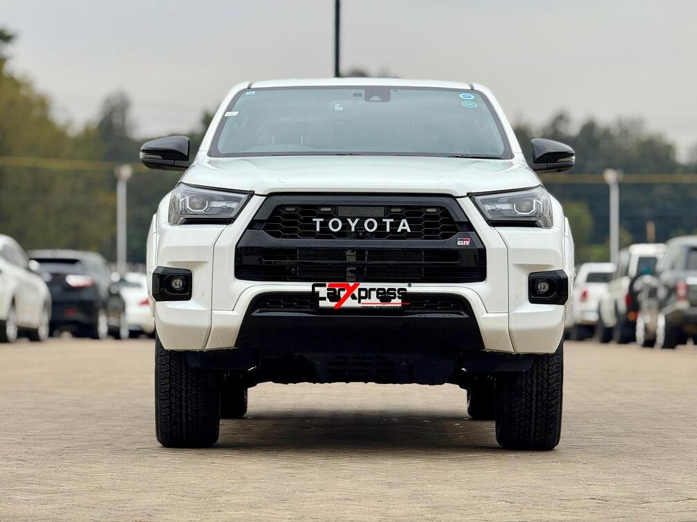 TOYOTA HILUX DOUBLE CAB GR thumbnail 3