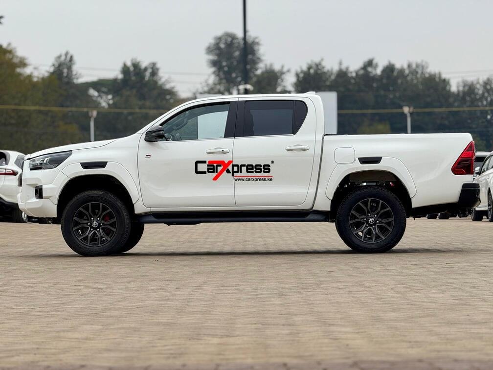 TOYOTA HILUX DOUBLE CAB GR thumbnail 5