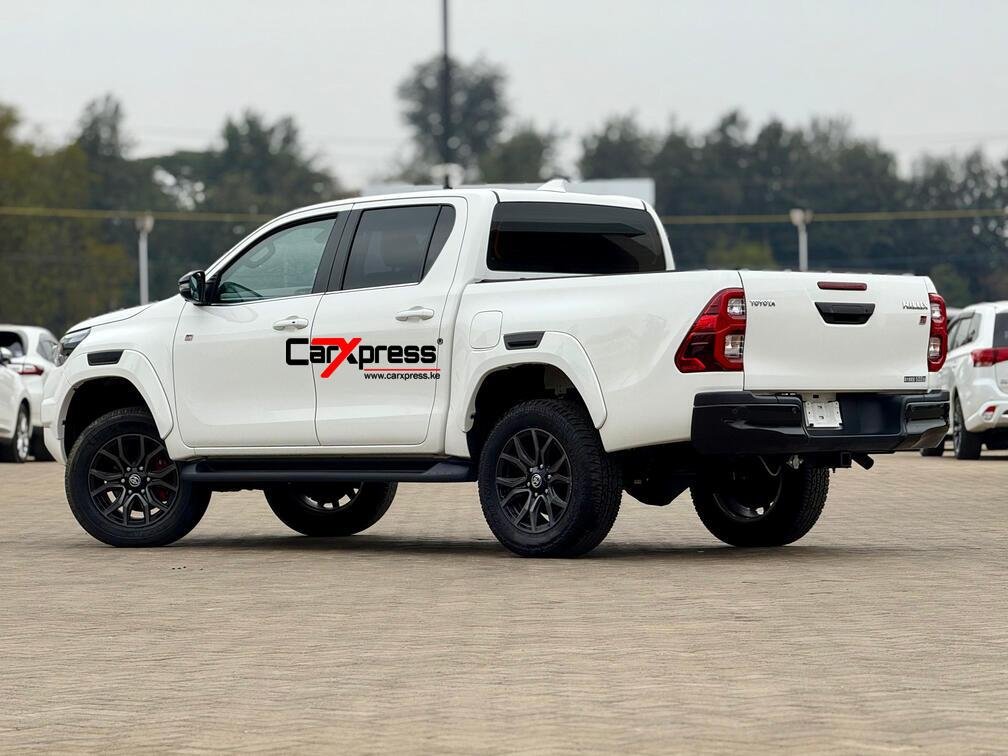 TOYOTA HILUX DOUBLE CAB GR thumbnail 4
