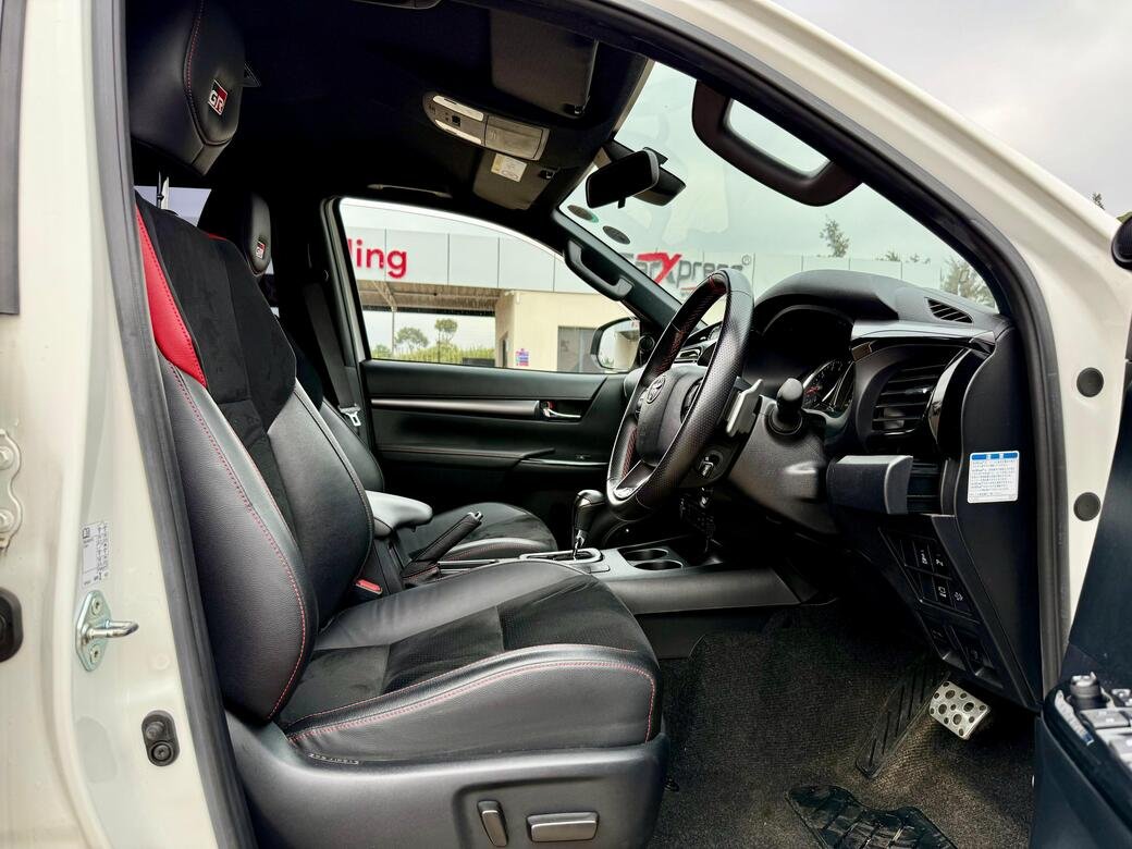 TOYOTA HILUX DOUBLE CAB GR thumbnail 6