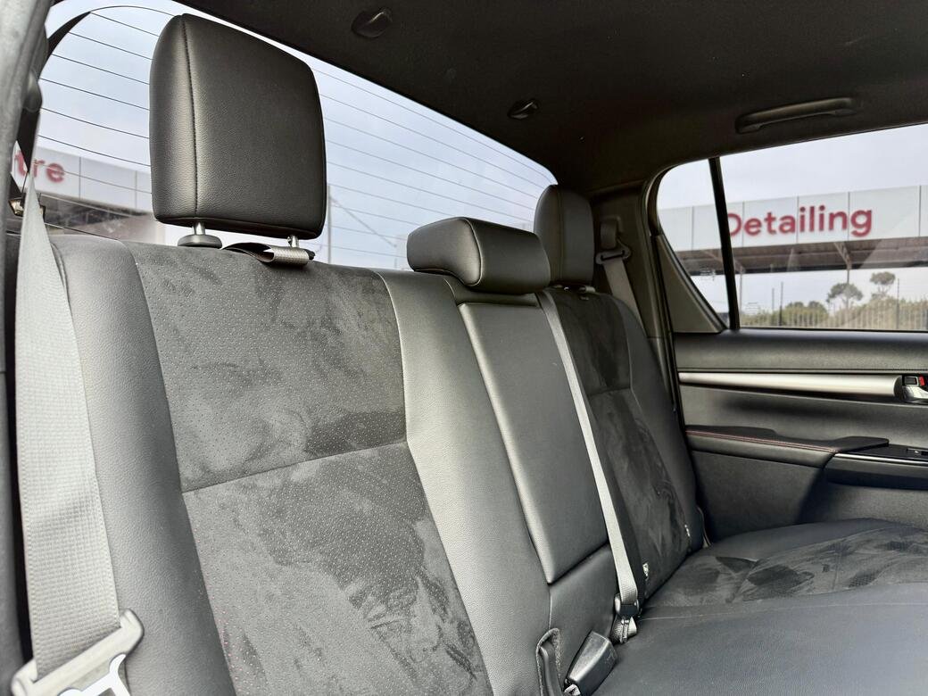 TOYOTA HILUX DOUBLE CAB GR thumbnail 13
