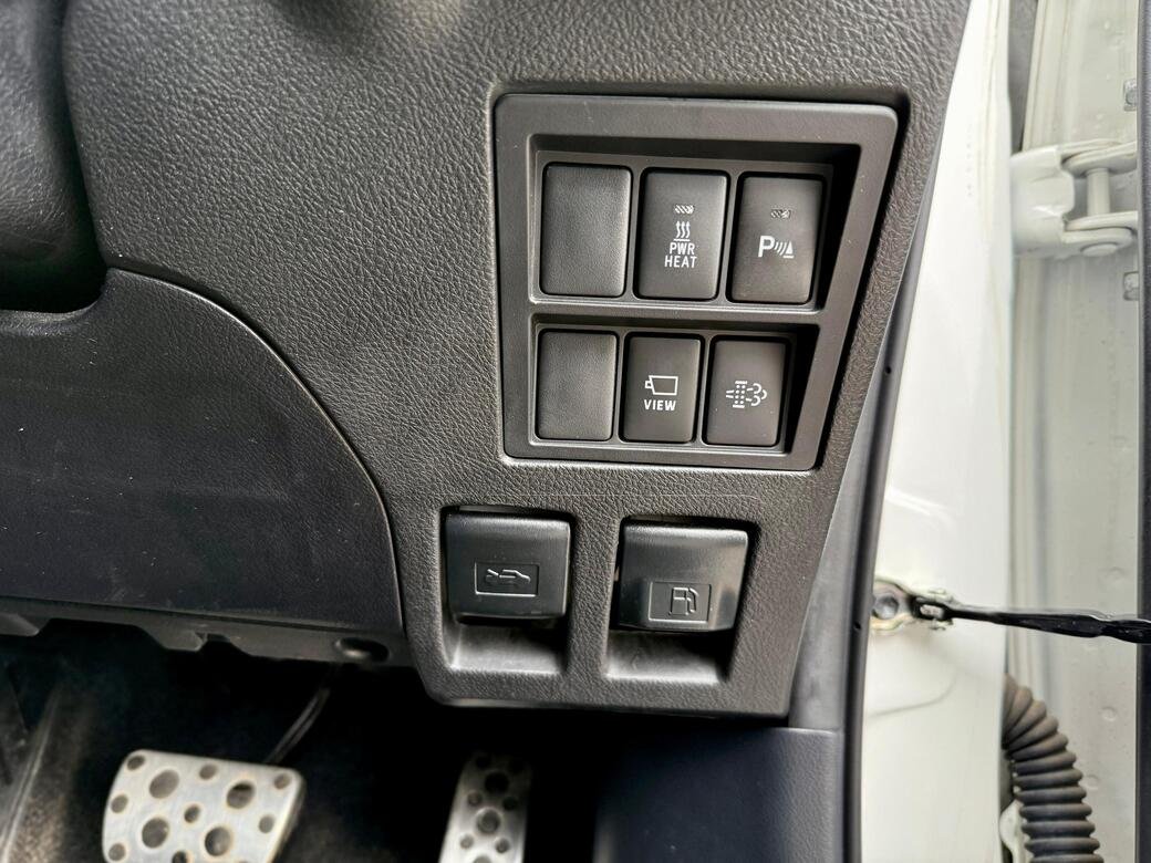 TOYOTA HILUX DOUBLE CAB GR thumbnail 10