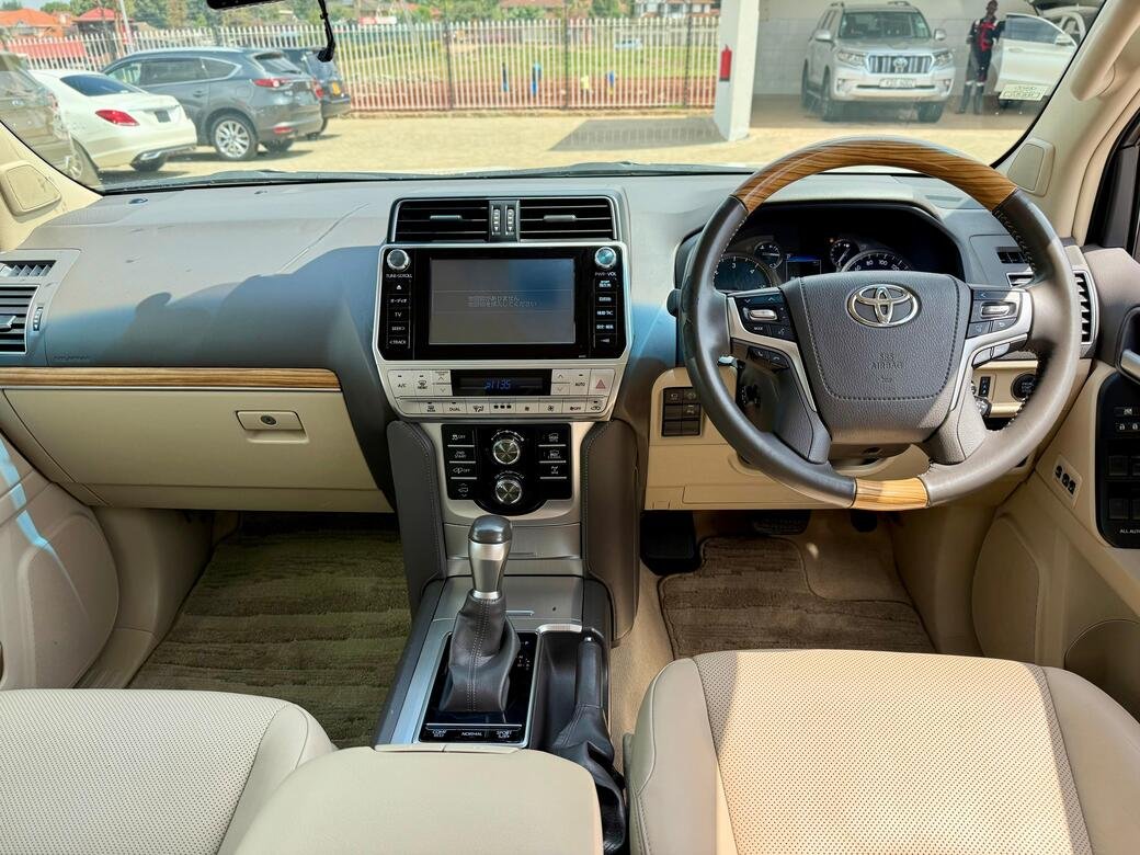 TOYOTA LAND CRUISER PRADO TZG thumbnail 11