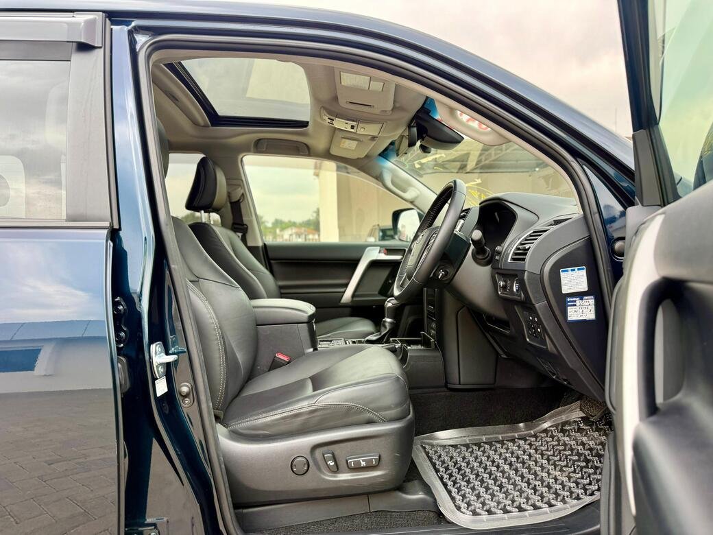 TOYOTA LAND CRUISER PRADO TXL thumbnail 9