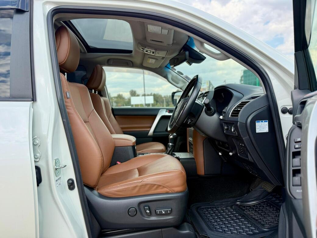 TOYOTA LAND CRUISER PRADO TXL thumbnail 10