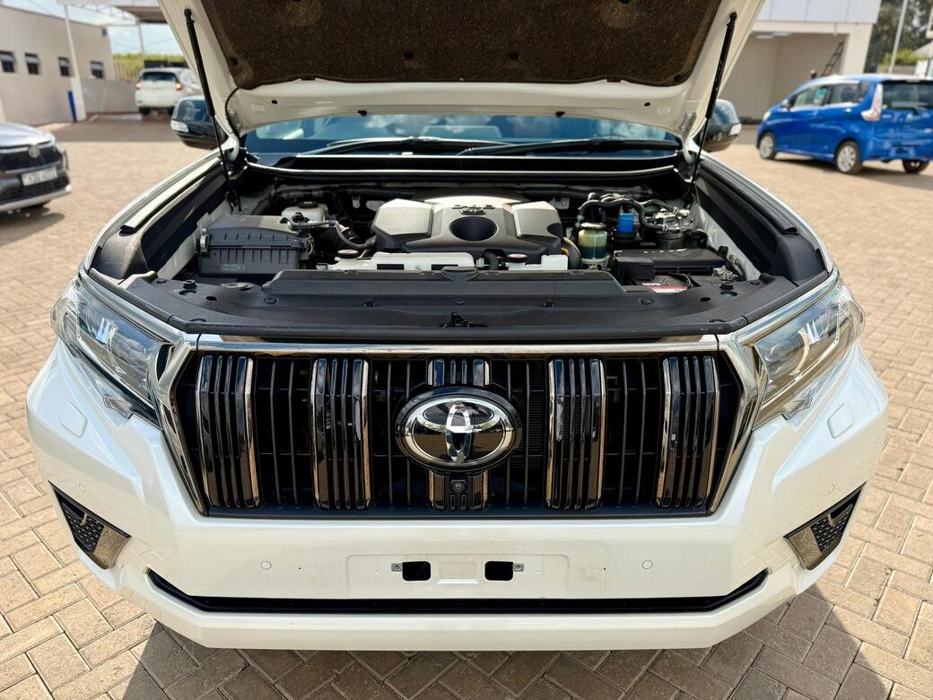 TOYOTA LAND CRUISER PRADO TXL thumbnail 9