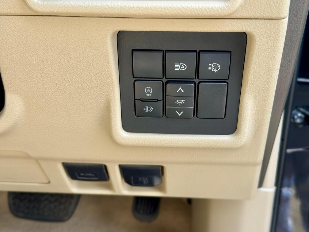 TOYOTA LAND CRUISER PRADO VXL thumbnail 16