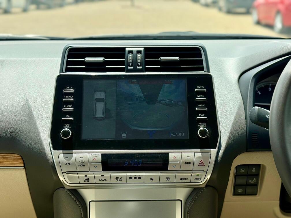 TOYOTA LAND CRUISER PRADO TXL thumbnail 10
