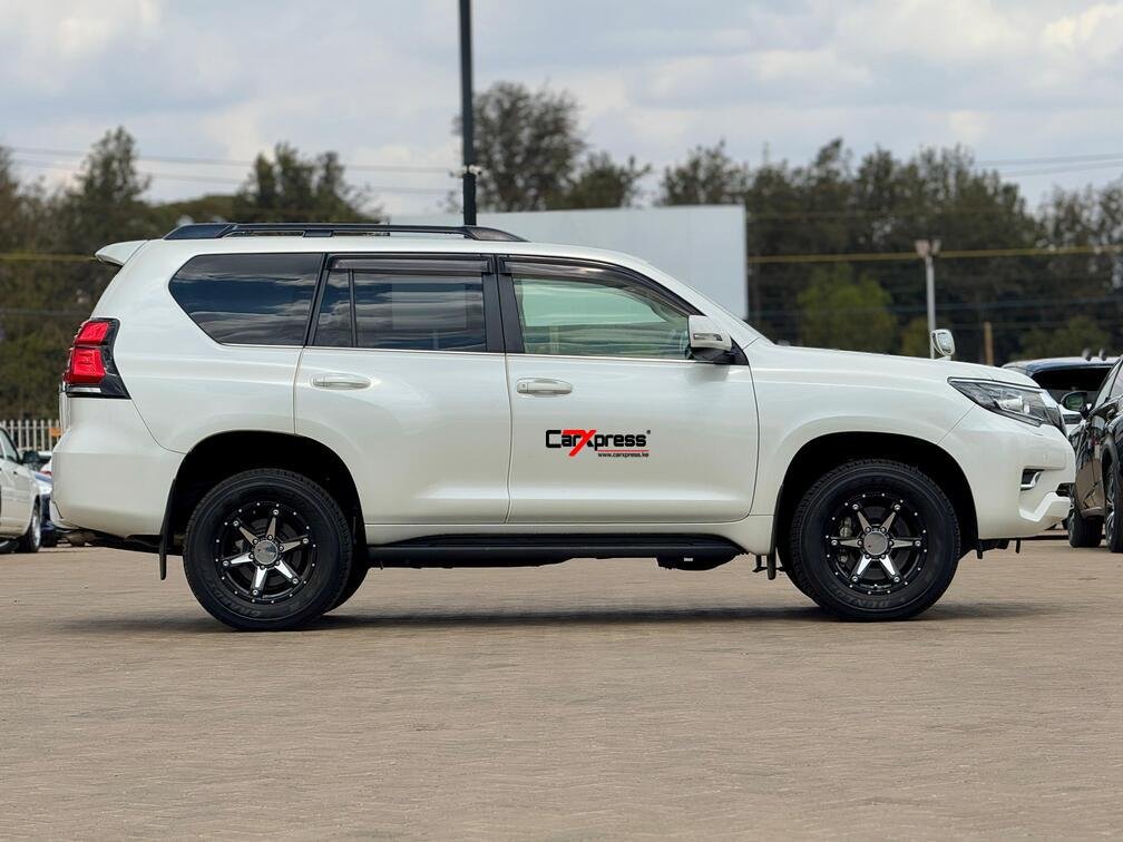 TOYOTA LAND CRUISER PRADO TXL thumbnail 5