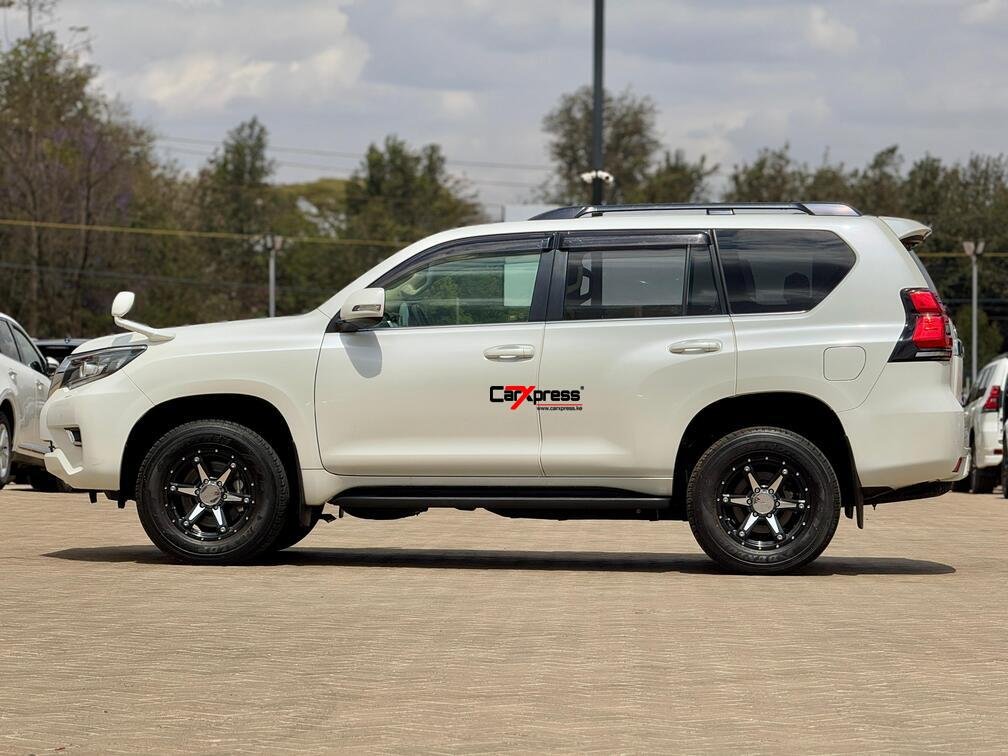 TOYOTA LAND CRUISER PRADO TXL thumbnail 6