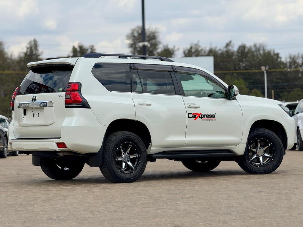 TOYOTA LAND CRUISER PRADO TXL thumbnail 8