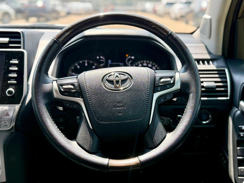 TOYOTA LAND CRUISER PRADO VXL thumbnail 14