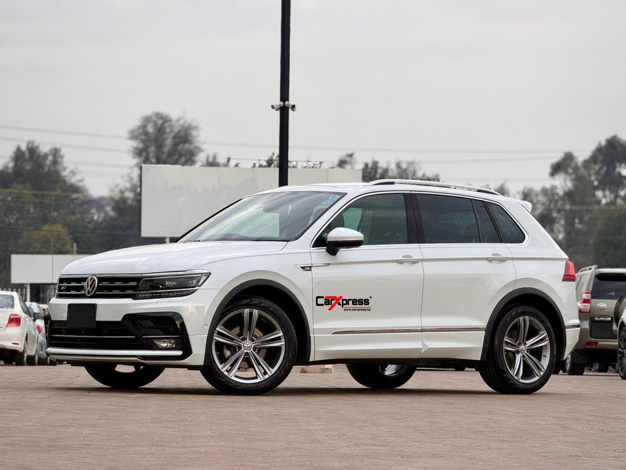 VOLKSWAGEN TIGUAN R-LINE thumbnail 6