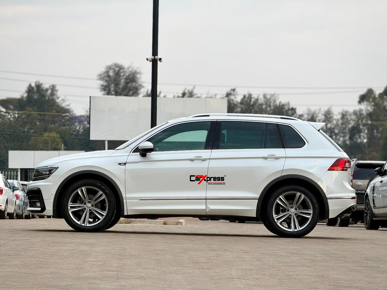 VOLKSWAGEN TIGUAN R-LINE thumbnail 8