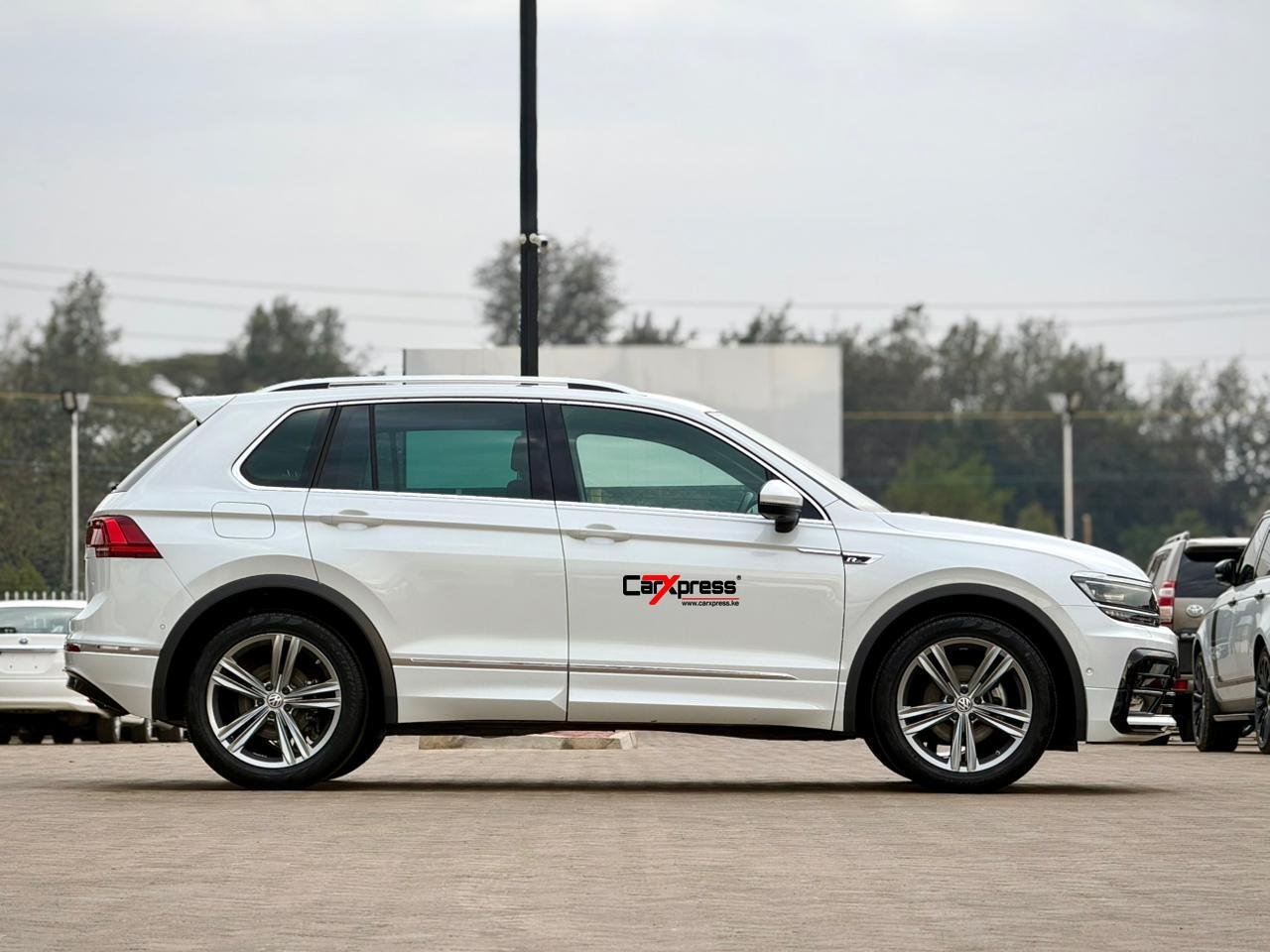 VOLKSWAGEN TIGUAN R-LINE thumbnail 7