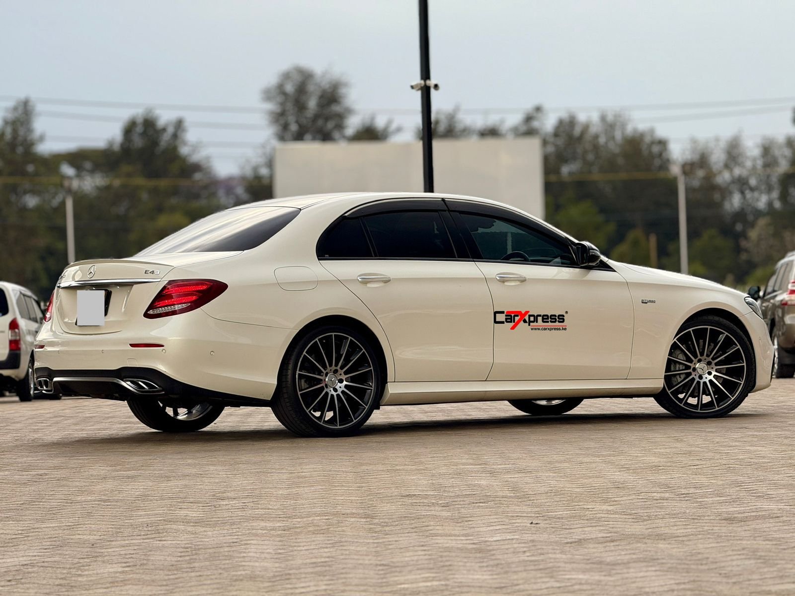MERCEDES BENZ E43 AMG thumbnail 8