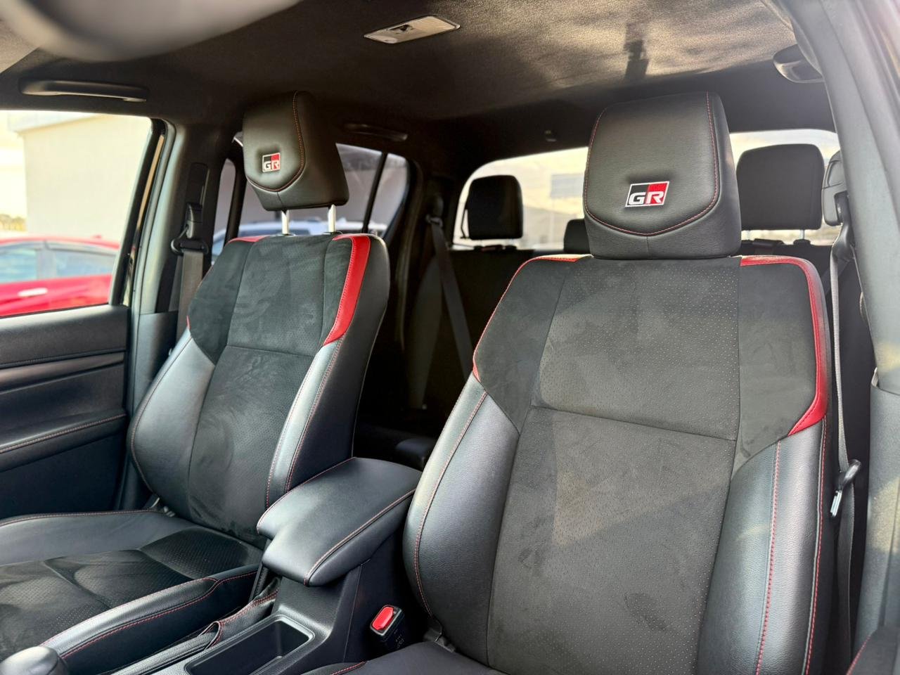 TOYOTA HILUX DOUBLE CABIN GR SPORT thumbnail 11
