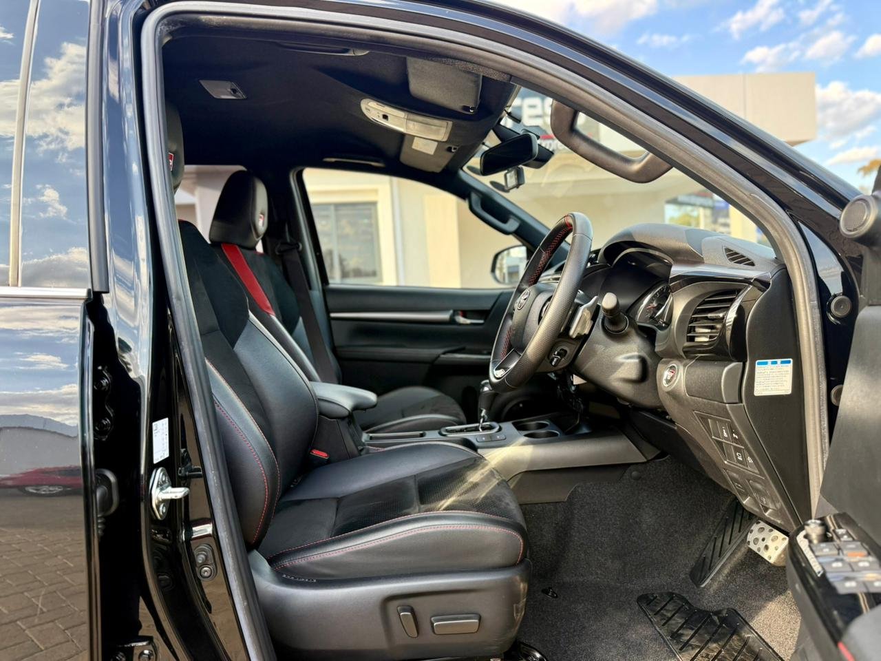 TOYOTA HILUX DOUBLE CABIN GR SPORT thumbnail 9