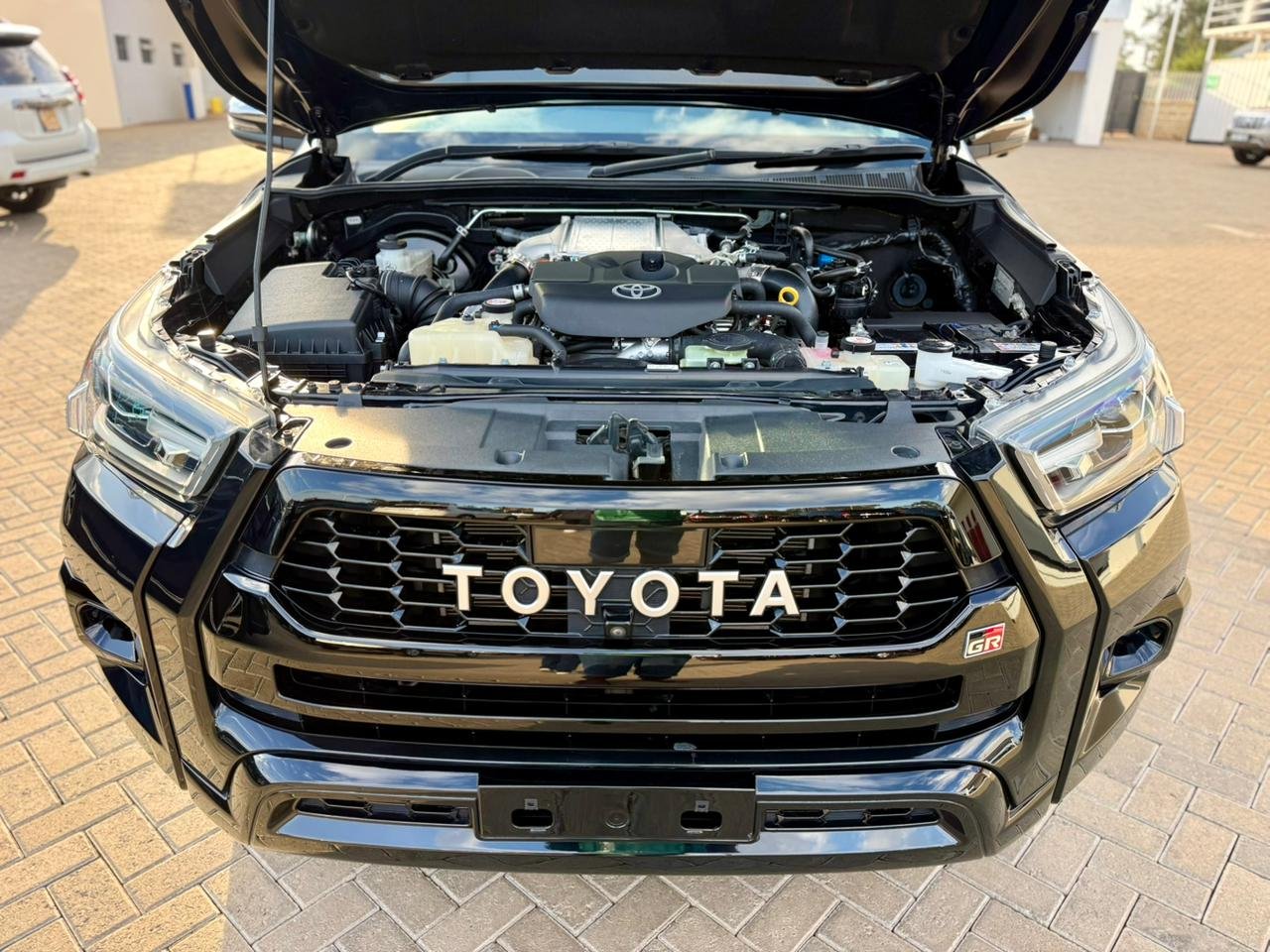 TOYOTA HILUX DOUBLE CABIN GR SPORT thumbnail 17