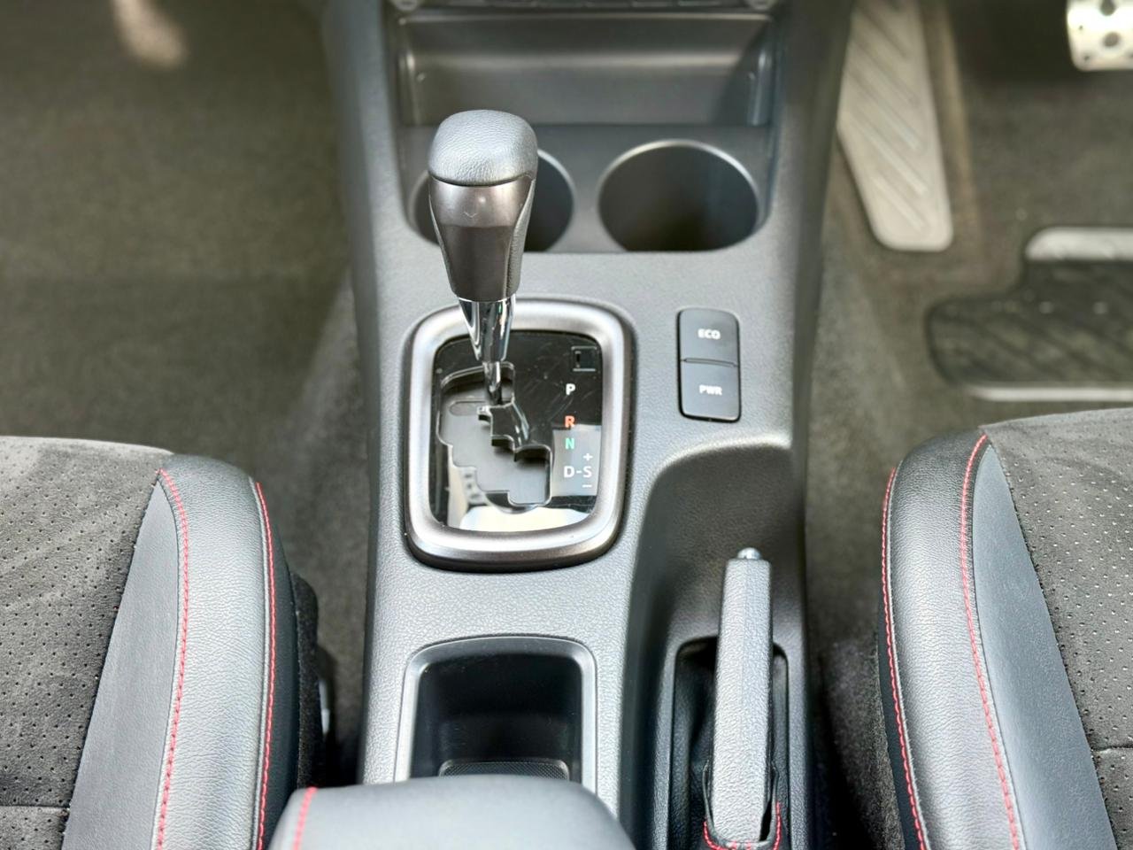 TOYOTA HILUX DOUBLE CABIN GR SPORT thumbnail 13