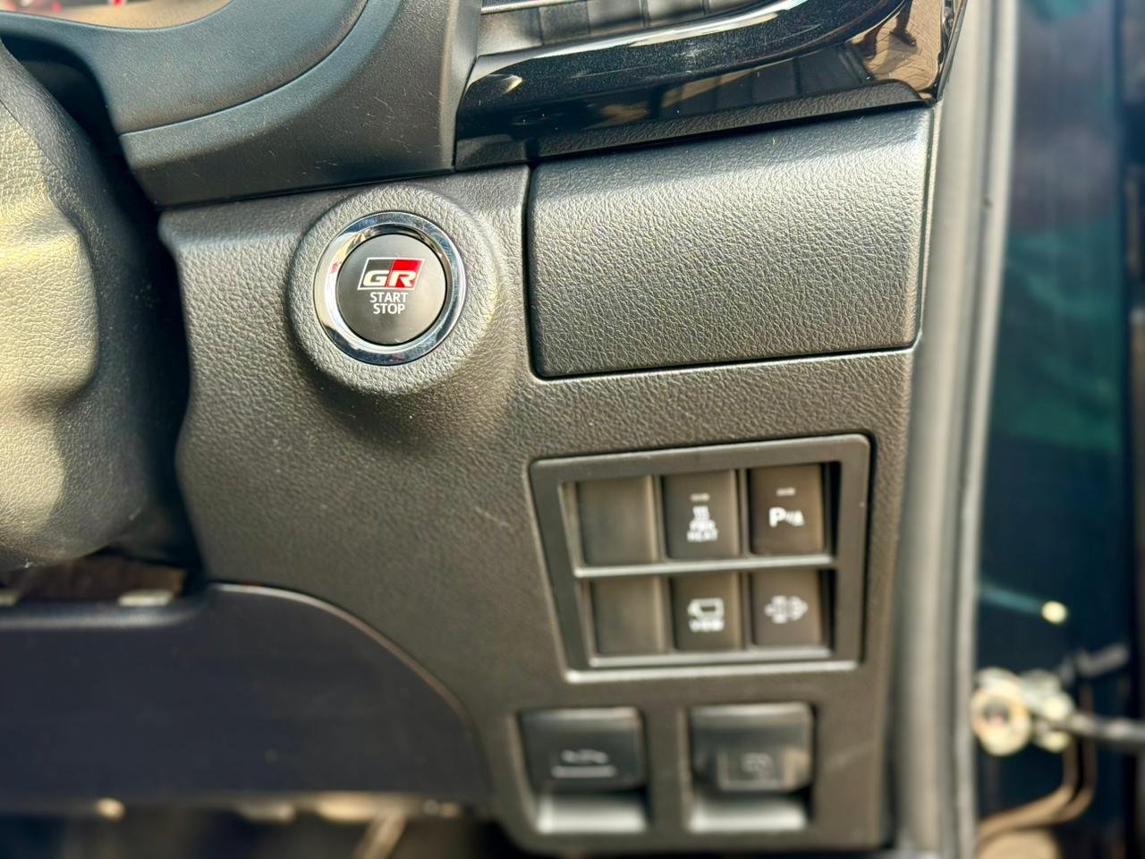 TOYOTA HILUX DOUBLE CABIN GR SPORT thumbnail 14