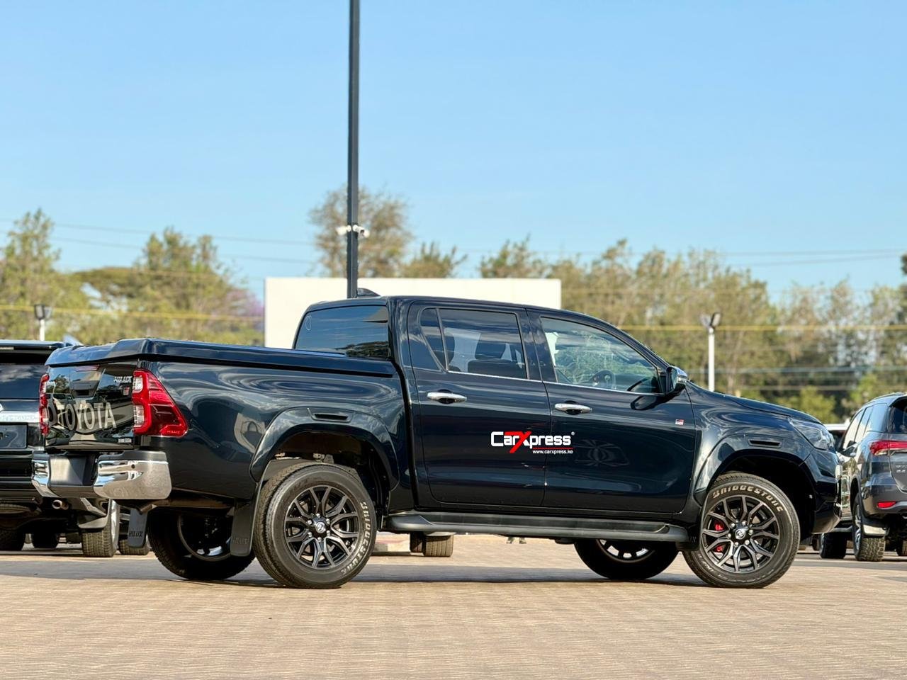 TOYOTA HILUX DOUBLE CABIN GR SPORT thumbnail 8