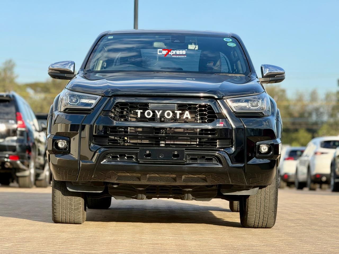 TOYOTA HILUX DOUBLE CABIN GR SPORT thumbnail 3