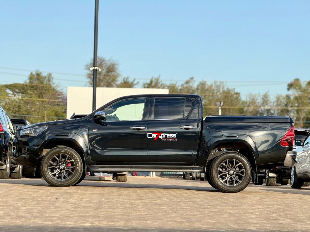TOYOTA HILUX DOUBLE CABIN GR SPORT thumbnail 5