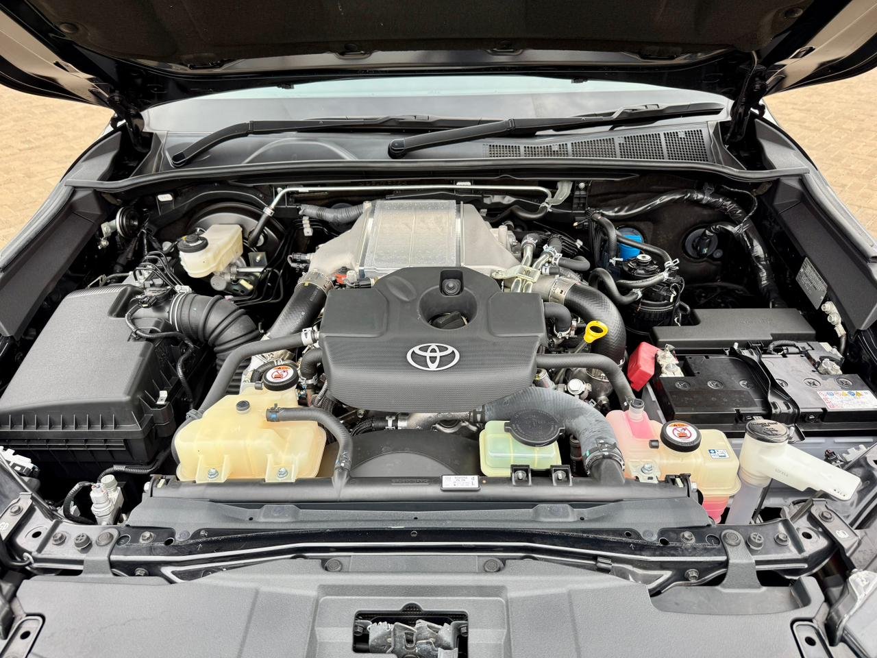 TOYOTA HILUX DOUBLE CABIN GR SPORT thumbnail 14
