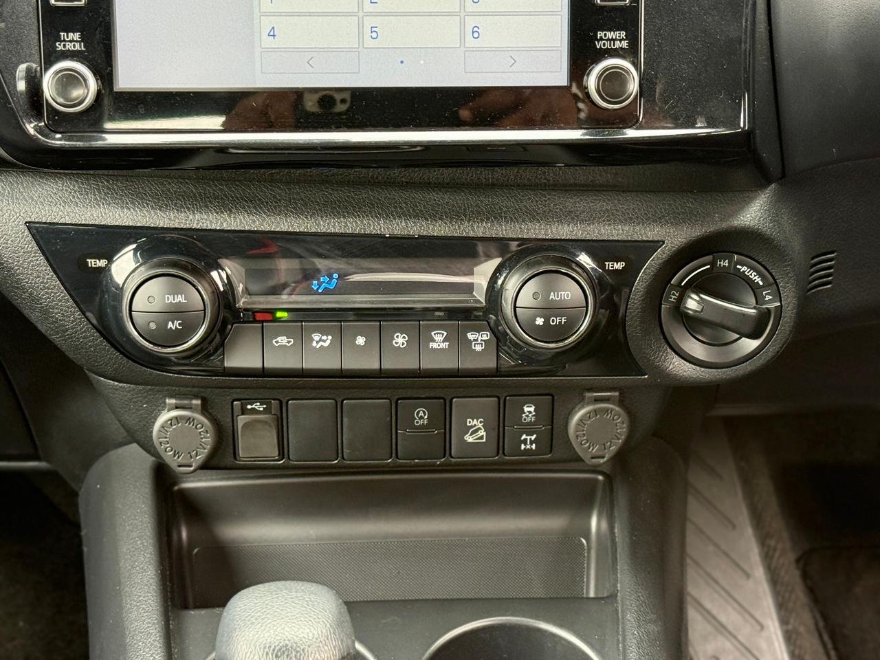 TOYOTA HILUX DOUBLE CABIN GR SPORT thumbnail 12