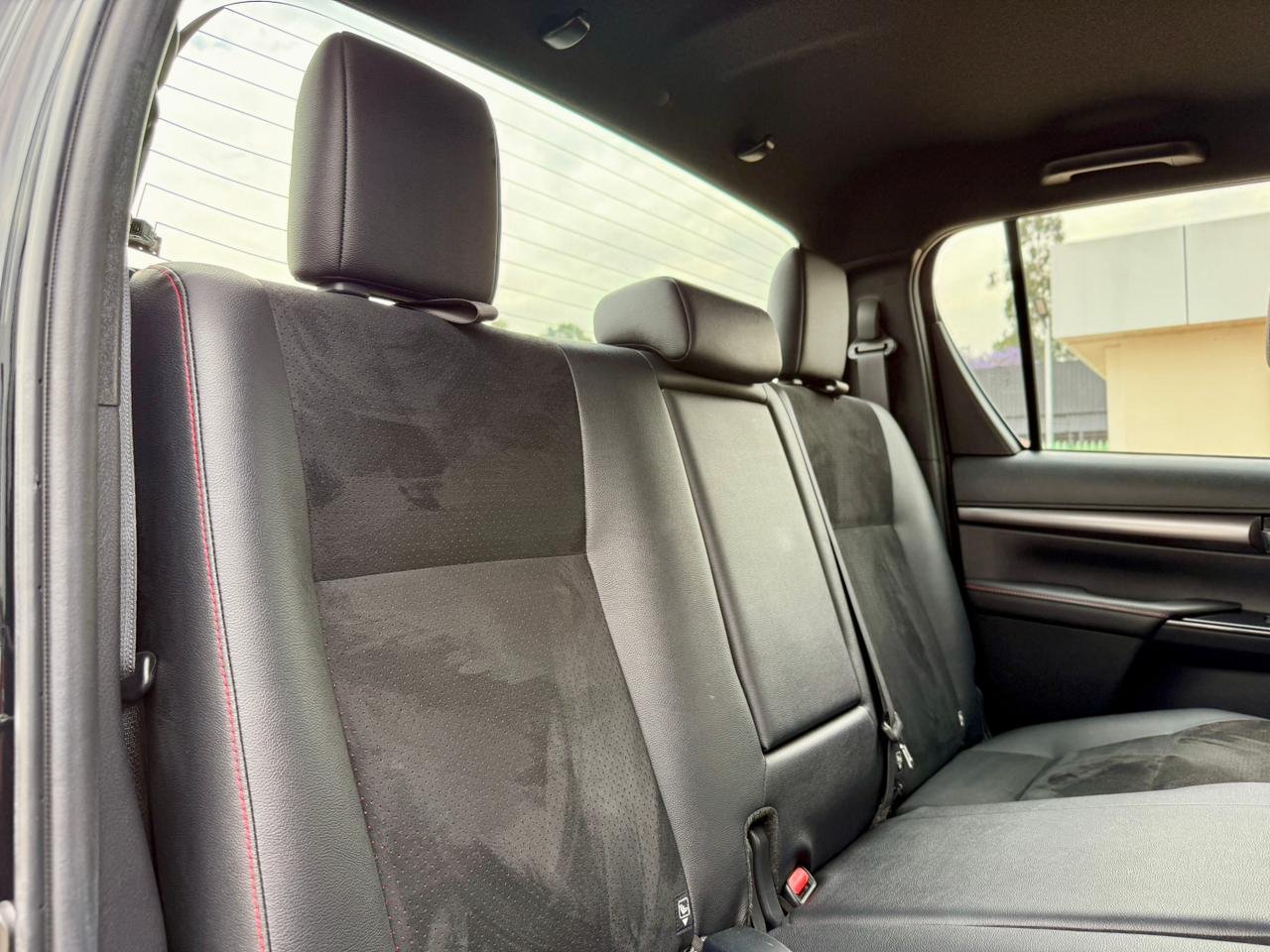 TOYOTA HILUX DOUBLE CABIN GR SPORT thumbnail 15