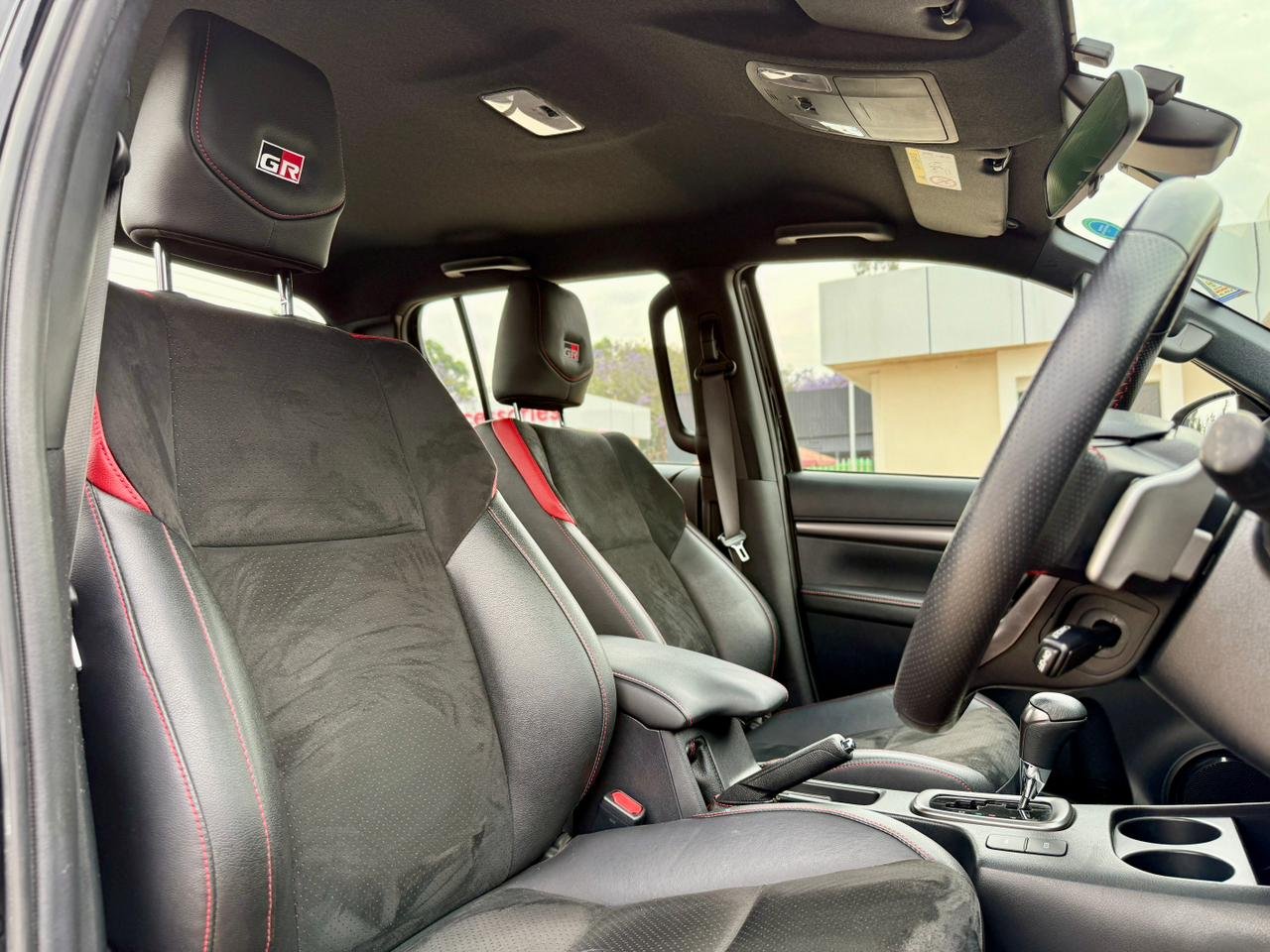 TOYOTA HILUX DOUBLE CABIN GR SPORT thumbnail 8