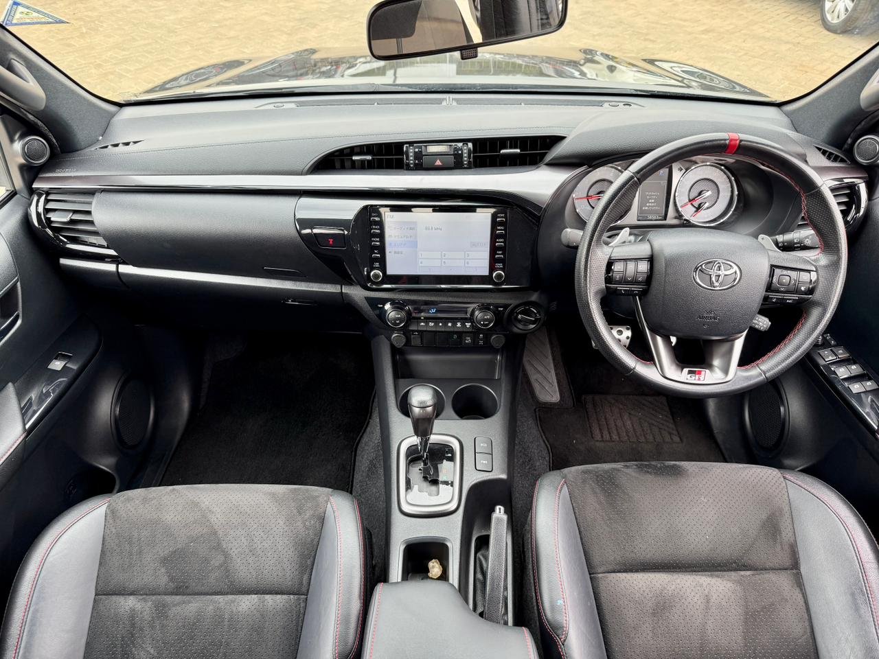 TOYOTA HILUX DOUBLE CABIN GR SPORT thumbnail 9