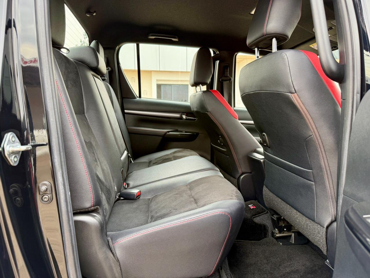 TOYOTA HILUX DOUBLE CABIN GR SPORT thumbnail 16