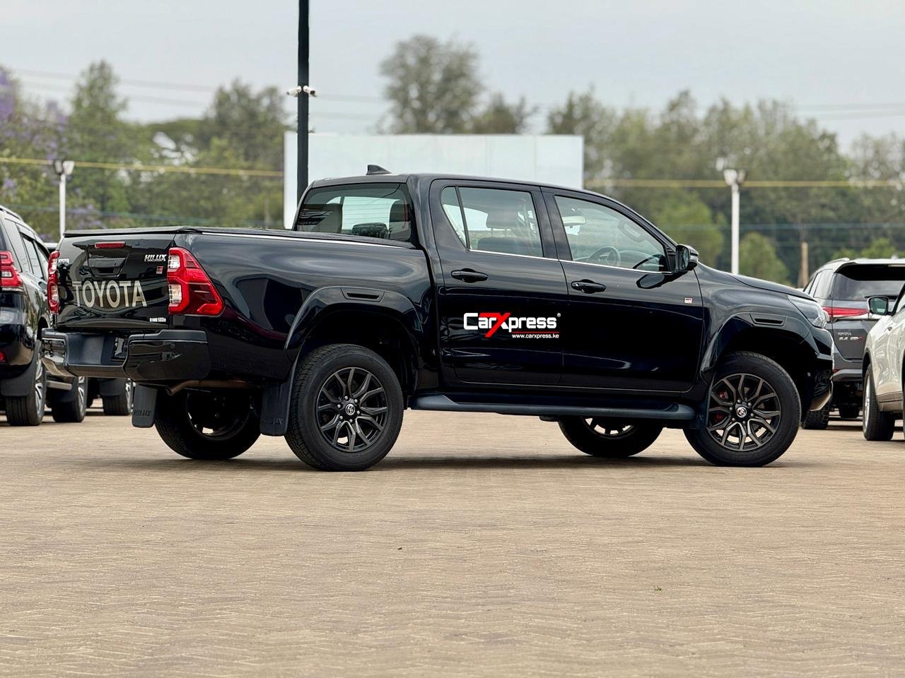 TOYOTA HILUX DOUBLE CABIN GR SPORT thumbnail 6