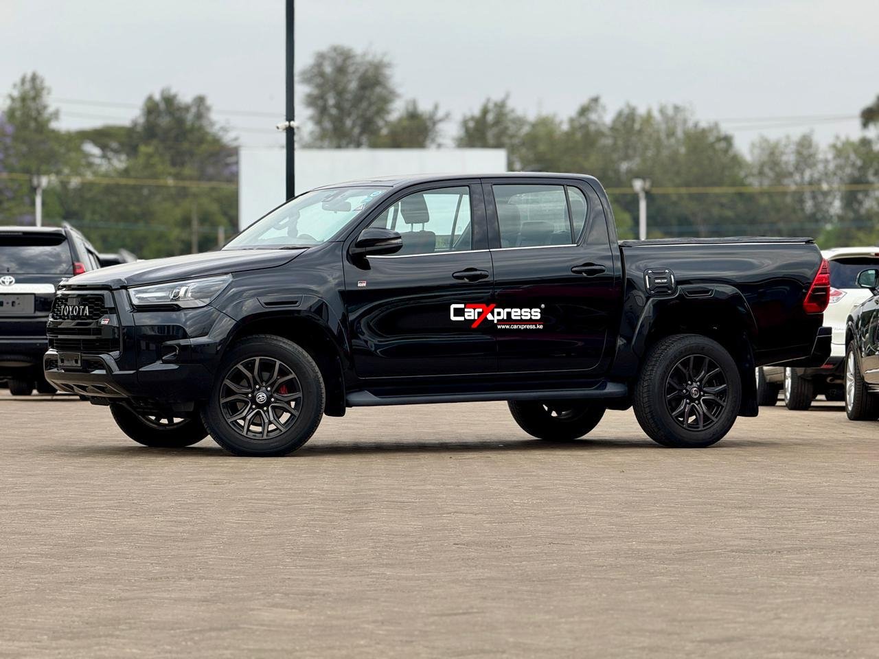 TOYOTA HILUX DOUBLE CABIN GR SPORT thumbnail 5