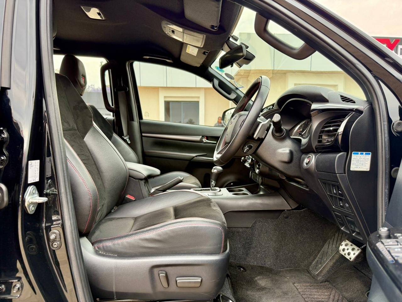 TOYOTA HILUX DOUBLE CABIN GR SPORT thumbnail 7