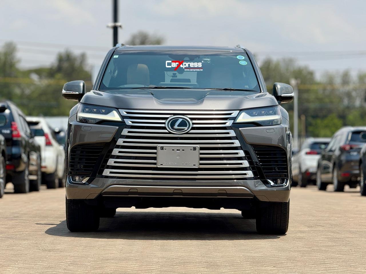 LEXUS LX600 thumbnail 3