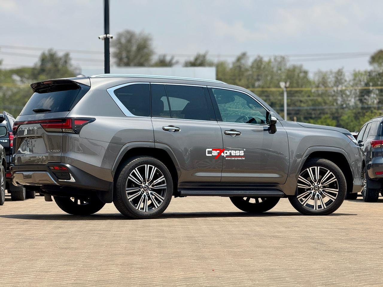 LEXUS LX600 thumbnail 8