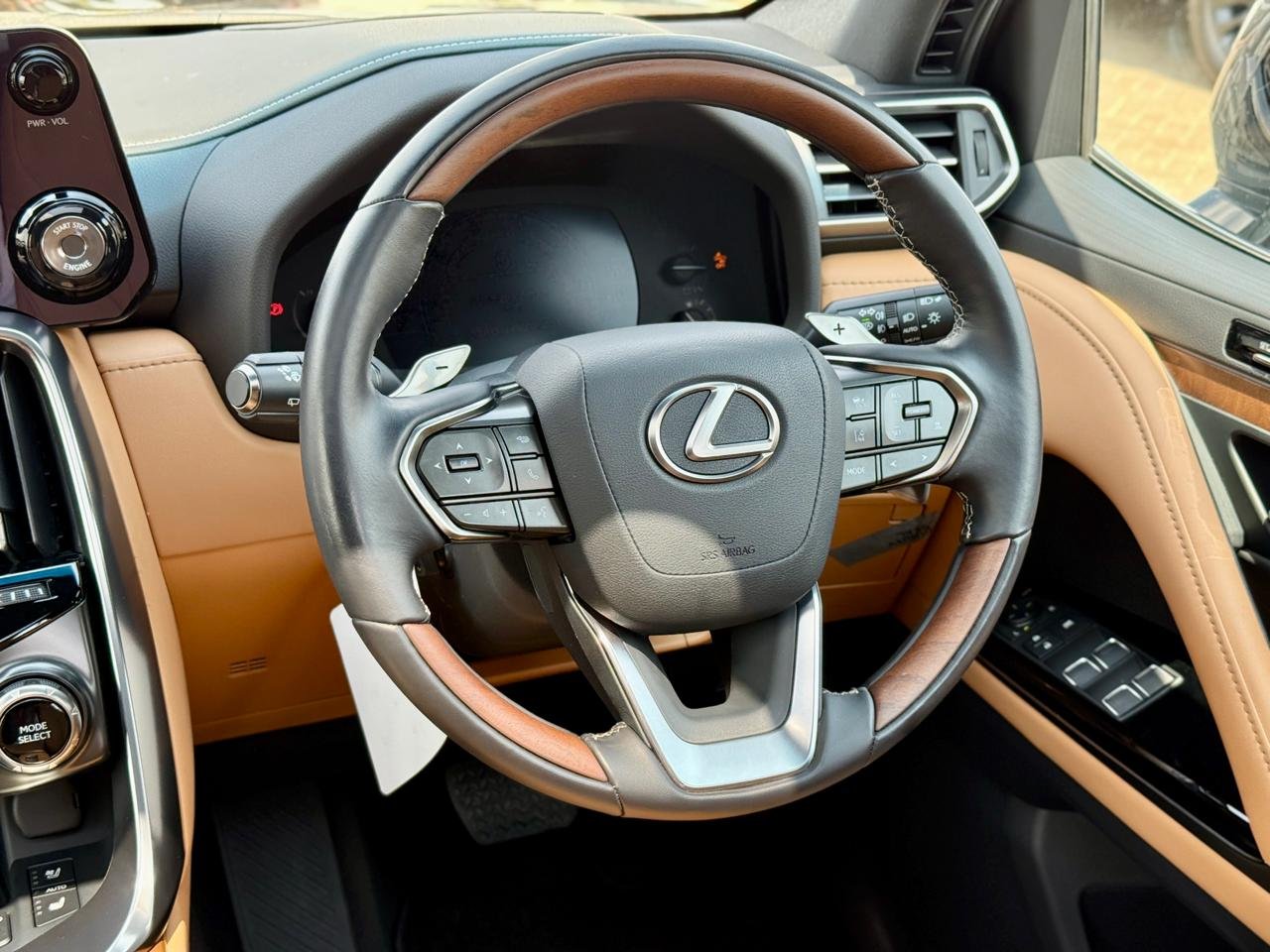 LEXUS LX600 thumbnail 12