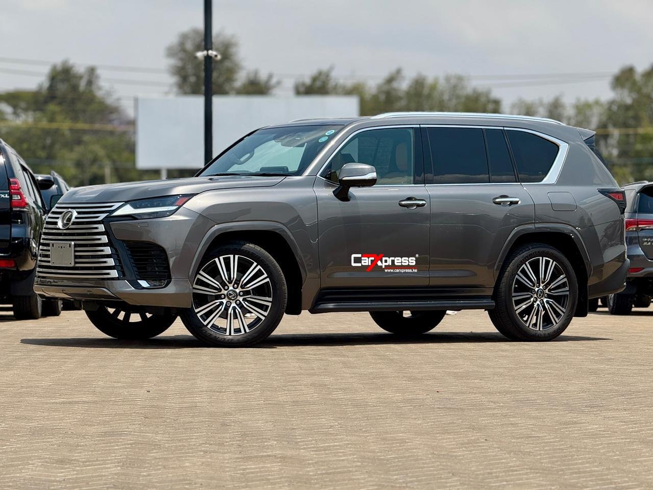 LEXUS LX600 thumbnail 7