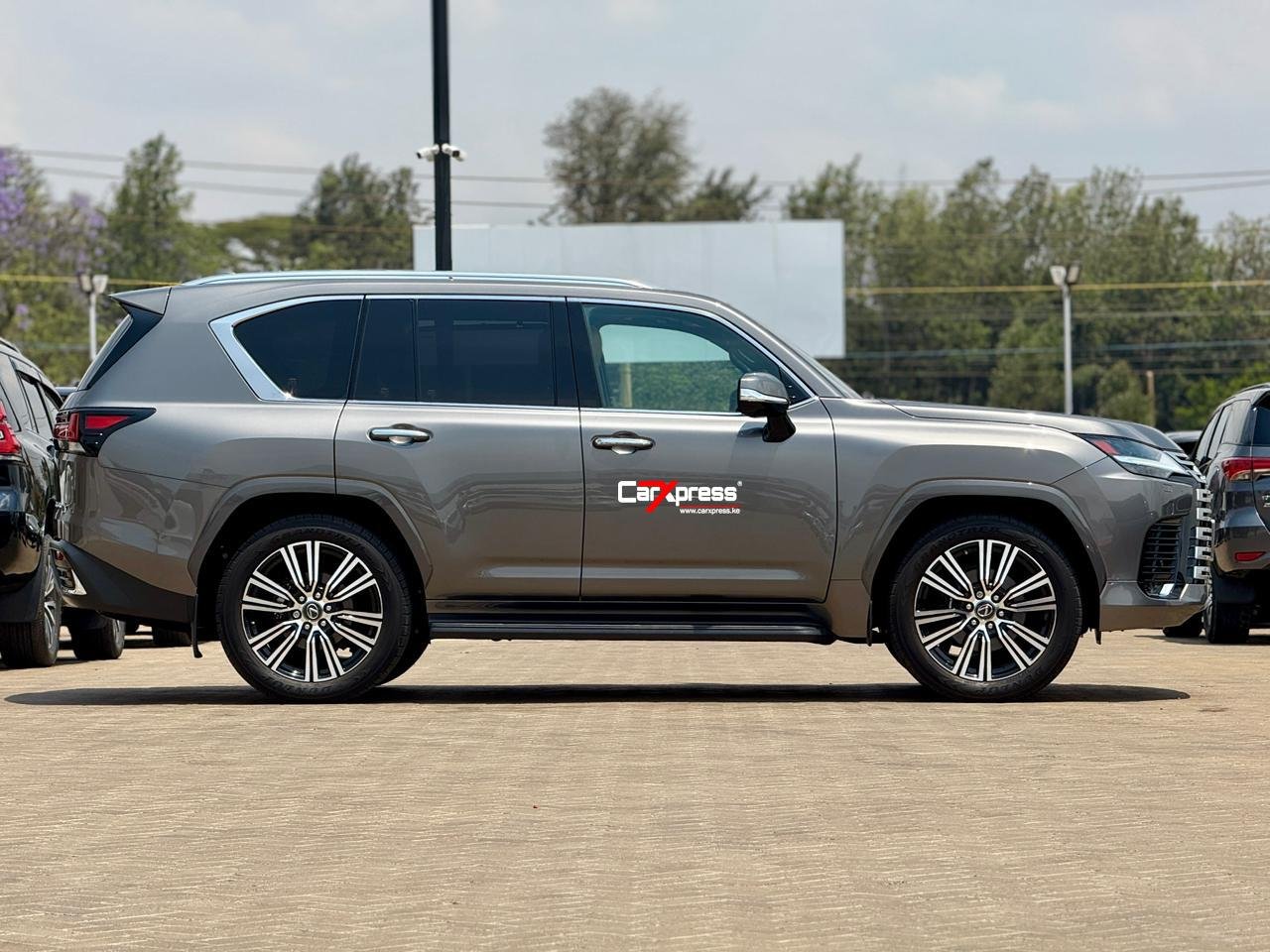 LEXUS LX600 thumbnail 6